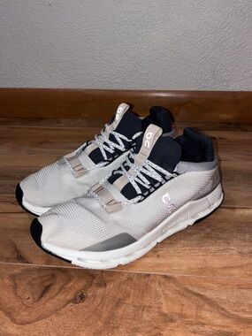 On Cloud Cloudnova 2 Women’s Sneakers, gray & white - size 7